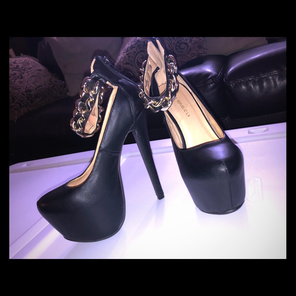 Nala chain ankle pumps